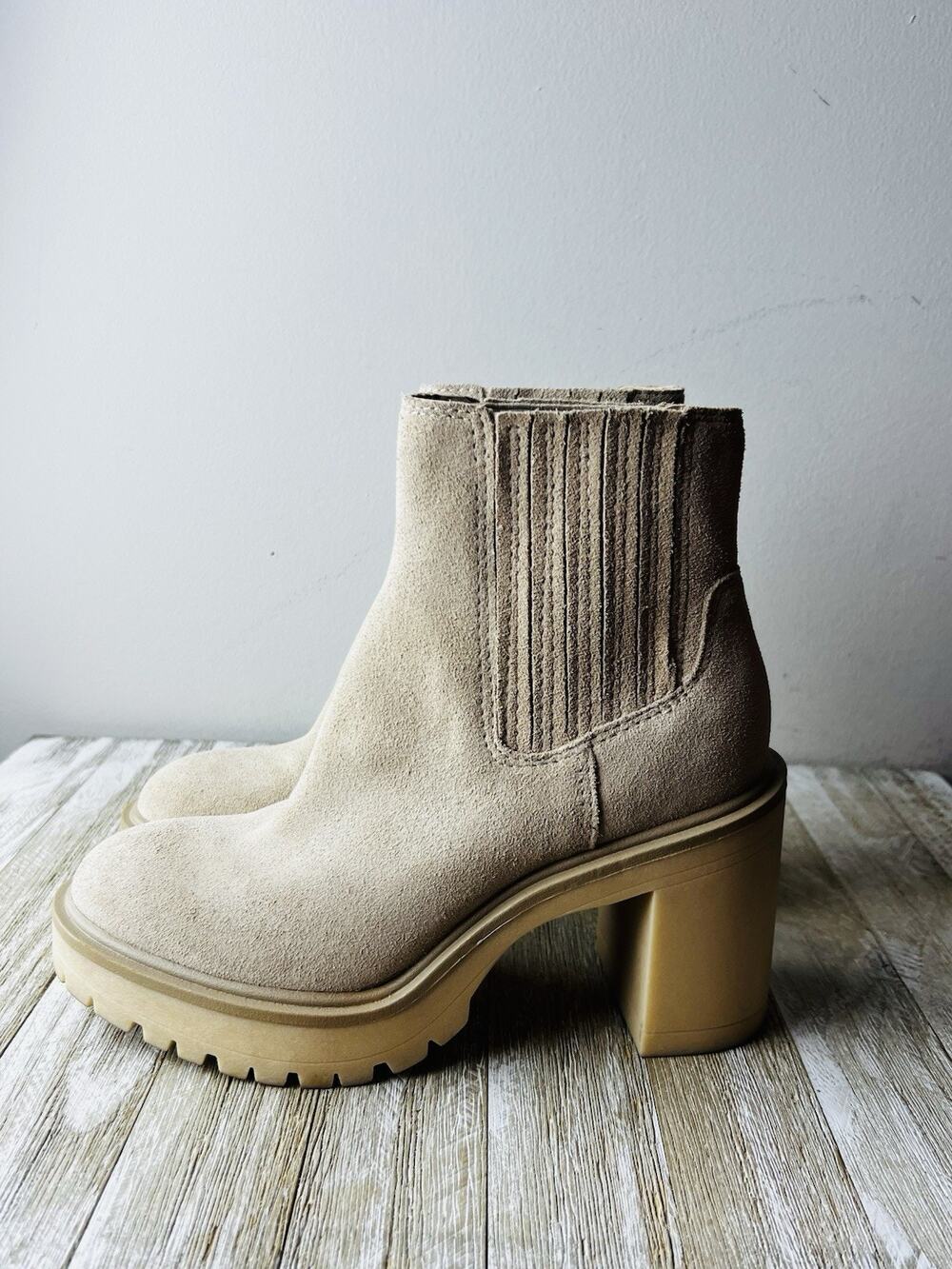Dolce Vita Caster H2O Waterproof Chelsea Boots Women’s 6 Suede Lug Block Heel